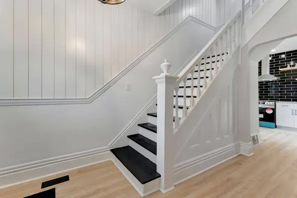 142 Sanford AVE N, Hamilton, ON L8L 5Z5