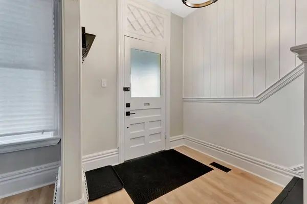 142 Sanford AVE N, Hamilton, ON L8L 5Z5