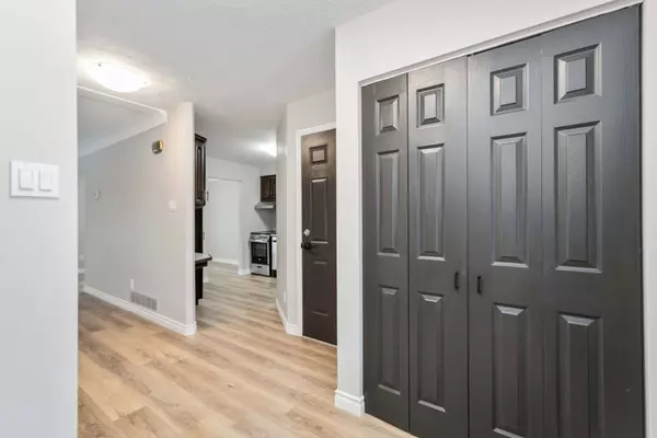 10 Donegel PL, Hamilton, ON L9A 4Z6