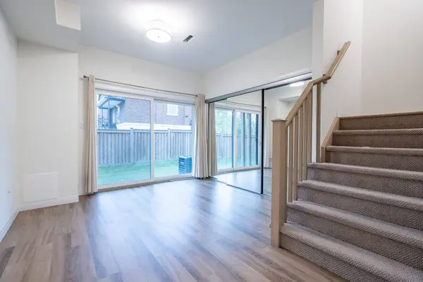 270 Melvin AVE W #12, Hamilton, ON L8H 2K2