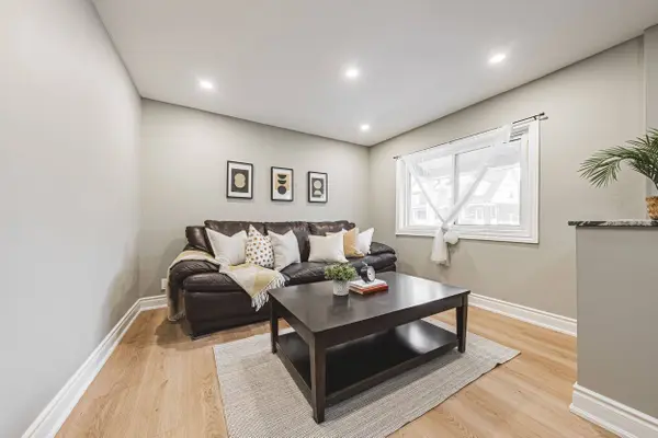 24 Rowanwood ST, Hamilton, ON L8L 7H3