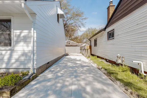 283 Ivon AVE W, Hamilton, ON L8H 5T3