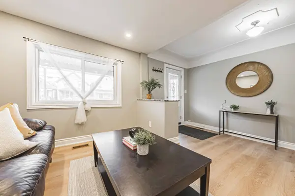 24 Rowanwood ST, Hamilton, ON L8L 7H3