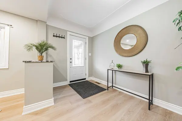24 Rowanwood ST, Hamilton, ON L8L 7H3