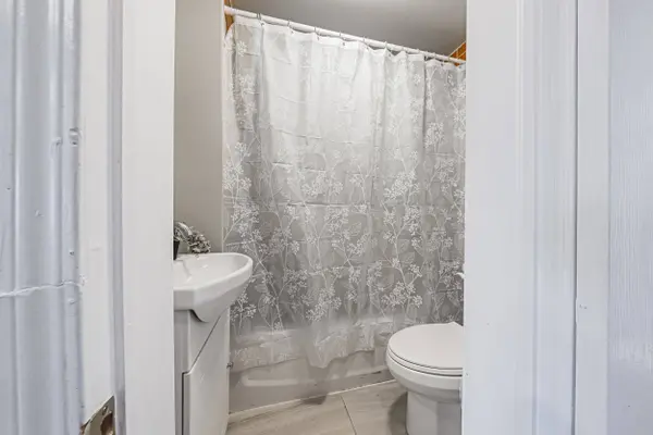24 Rowanwood ST, Hamilton, ON L8L 7H3