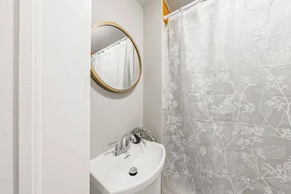 24 Rowanwood ST, Hamilton, ON L8L 7H3