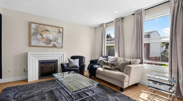 1255 Upper Gage AVE #6, Hamilton, ON L8W 3C7