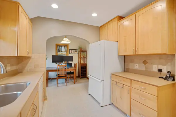 6883 Stillwater BLVD N, Oakdale, MN 55128
