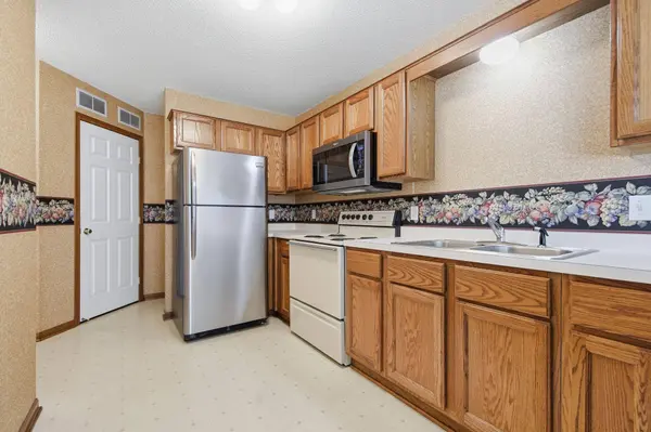 1839 Riverwood DR #17, Burnsville, MN 55337