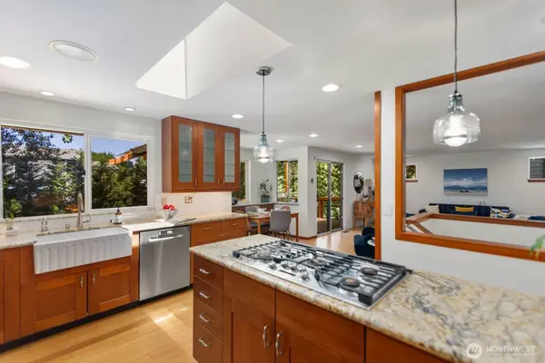 8618 NE 143rd ST, Kirkland, WA 98034