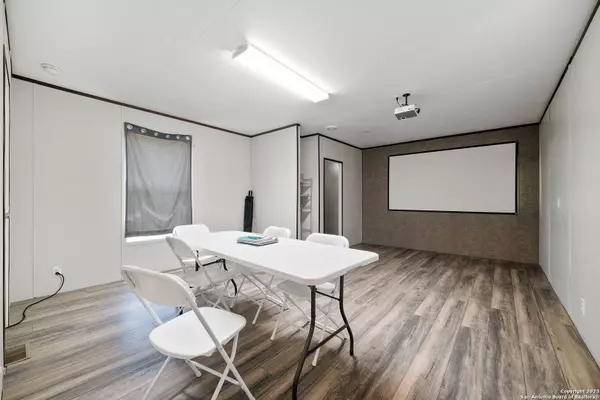 3292 Fm 1784, Pleasanton, TX 78064