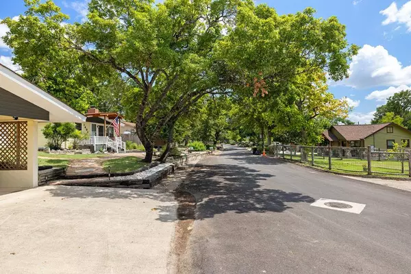 1404 McAllen St, Kerrville, TX 78028