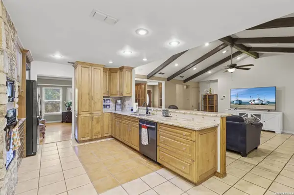 9477 WINDWOOD DR, Boerne, TX 78006