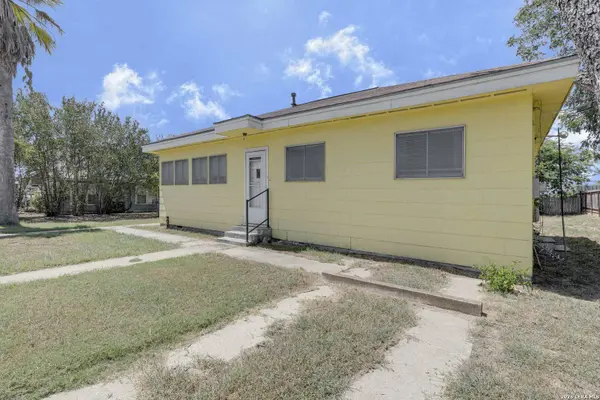 925 4TH ST, Floresville, TX 78114