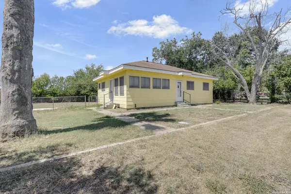 925 4TH ST, Floresville, TX 78114