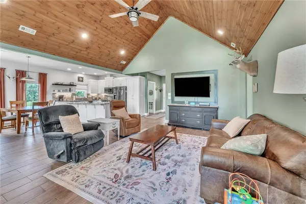 13745 Readings Rd, Siloam Springs, AR 72761
