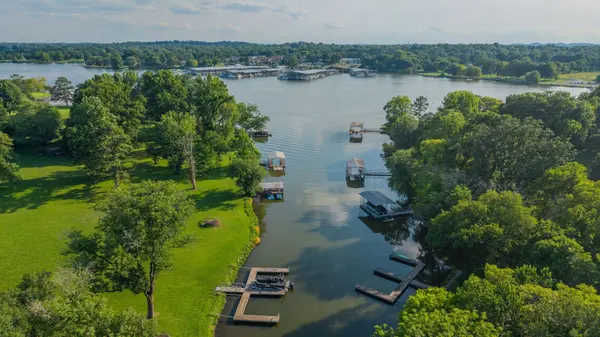 Hendersonville, TN — Lake Life, Legends, and Local Flavor,Jason Lee
