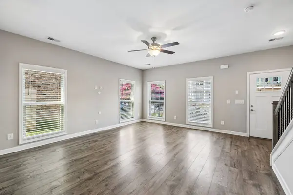 1042 Emery Bay Cir, Hendersonville, TN 37075