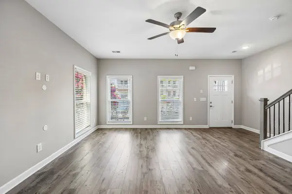 1042 Emery Bay Cir, Hendersonville, TN 37075