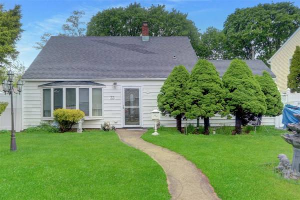 33 Cliff LN, Levittown, NY 11756