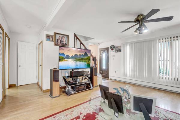 33 Cliff LN, Levittown, NY 11756