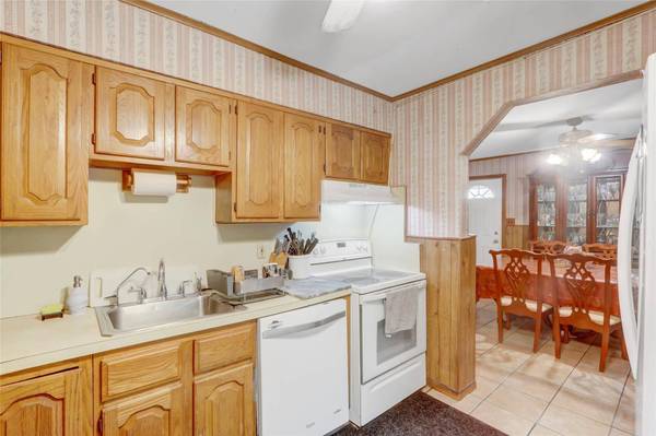 33 Cliff LN, Levittown, NY 11756