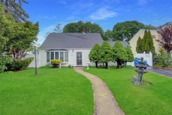 33 Cliff LN, Levittown, NY 11756