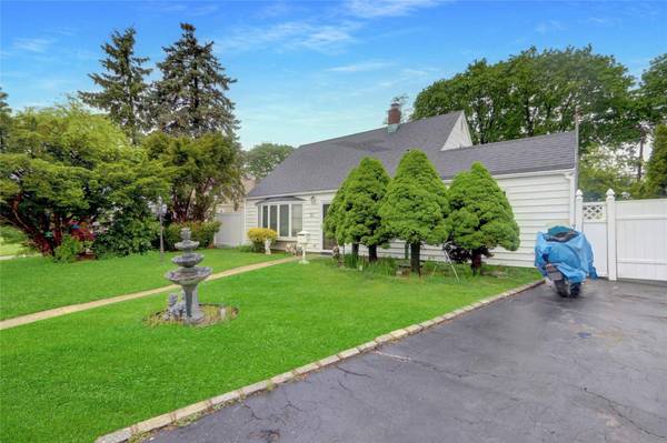 33 Cliff LN, Levittown, NY 11756