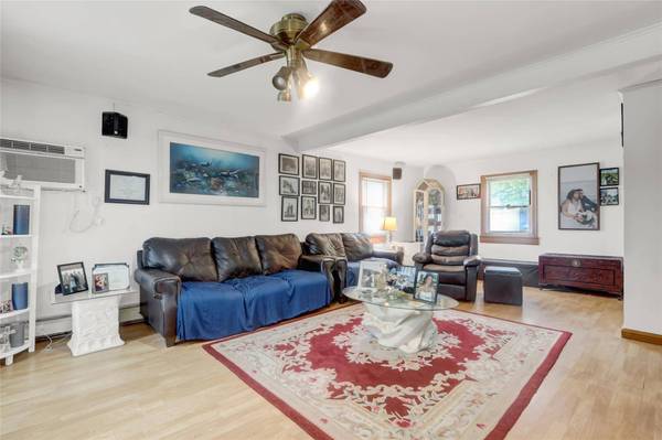 33 Cliff LN, Levittown, NY 11756