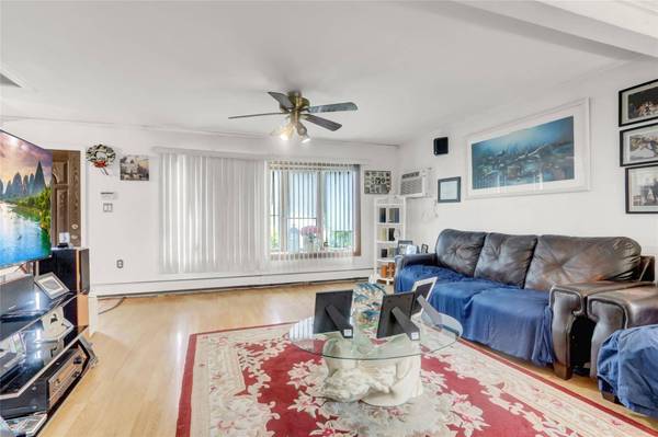 33 Cliff LN, Levittown, NY 11756