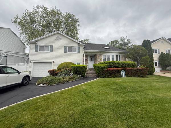 3667 Richard LN, Wantagh, NY 11793