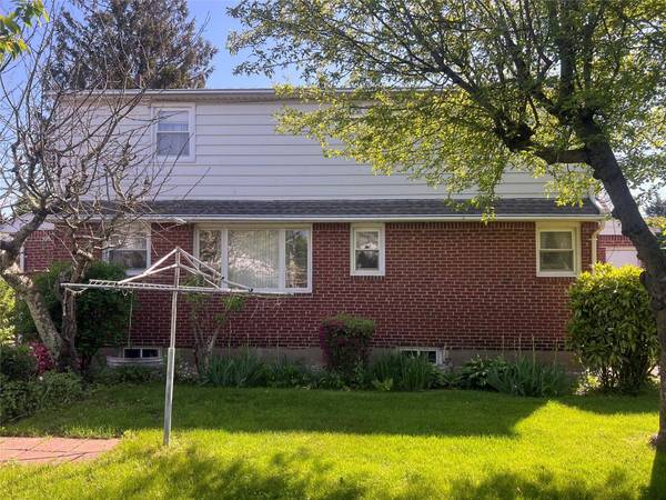 92 Lawrence ST, Farmingdale, NY 11735