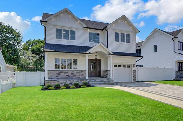 2660 Woods AVE, East Meadow, NY 11554