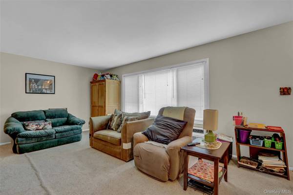 205 Edmunton DR #H17, Babylon, NY 11703