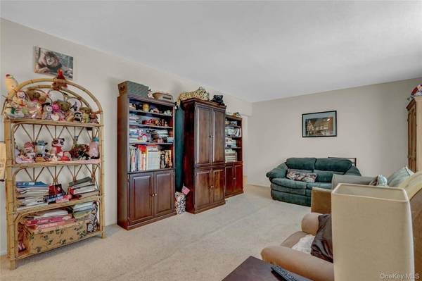 205 Edmunton DR #H17, Babylon, NY 11703