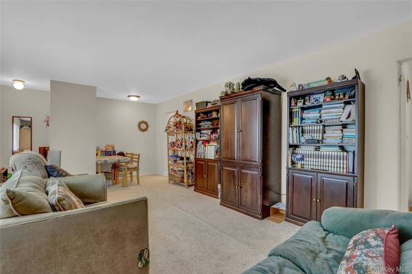 205 Edmunton DR #H17, Babylon, NY 11703