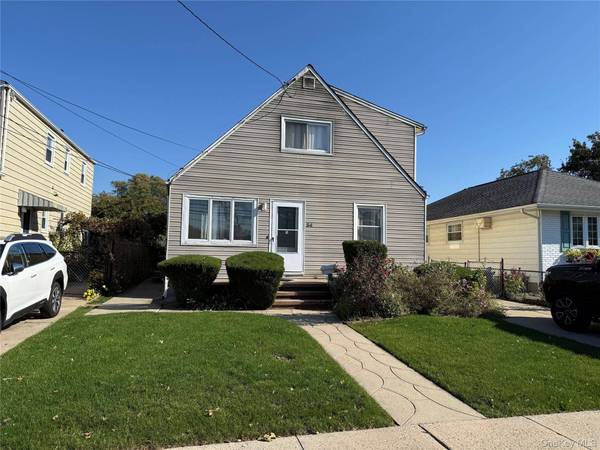 34 Carleton ST, Westbury, NY 11590