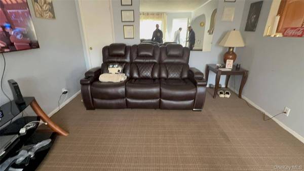 34 Carleton ST, Westbury, NY 11590