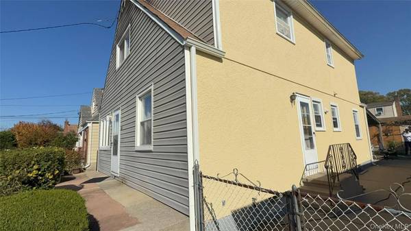 34 Carleton ST, Westbury, NY 11590