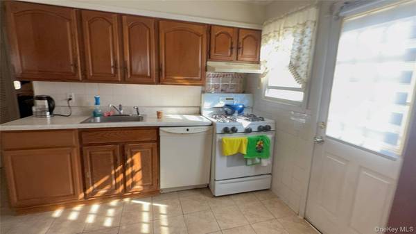 34 Carleton ST, Westbury, NY 11590