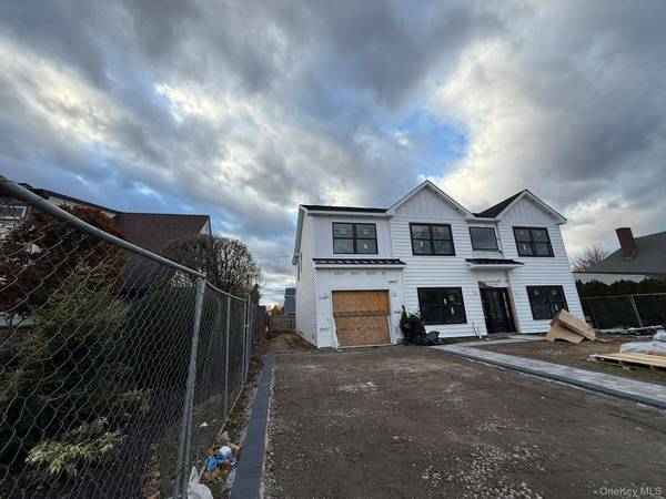 12 Dahlia LN, Wantagh, NY 11793