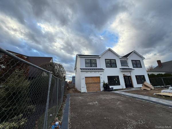 12 Dahlia LN, Wantagh, NY 11793