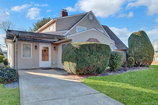 2 Welcome LN, Hempstead, NY 11793