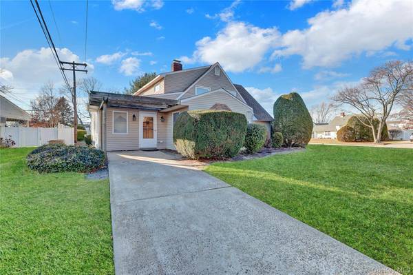 2 Welcome LN, Hempstead, NY 11793