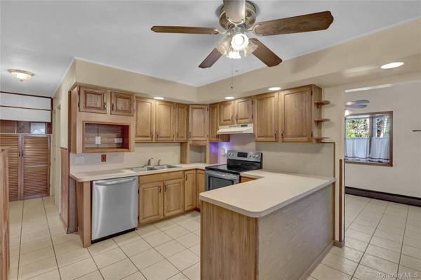 2 Welcome LN, Hempstead, NY 11793