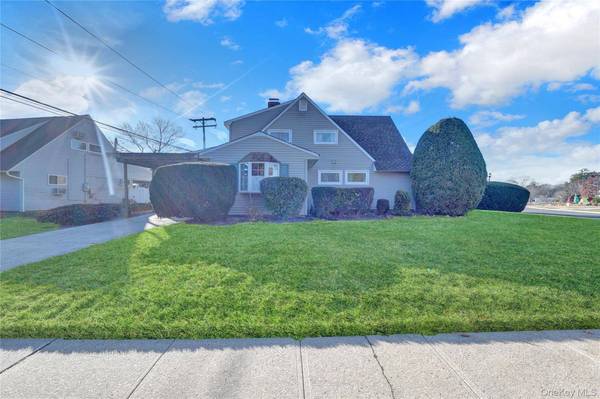 2 Welcome LN, Hempstead, NY 11793