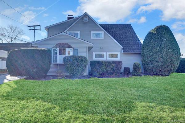 2 Welcome LN, Hempstead, NY 11793