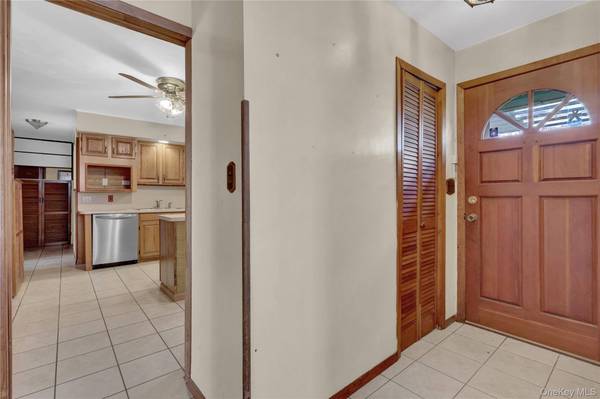 2 Welcome LN, Hempstead, NY 11793