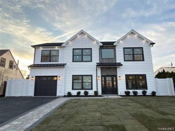 12 Dahlia LN, Wantagh, NY 11793