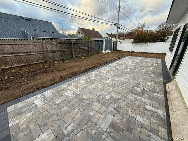 12 Dahlia LN, Wantagh, NY 11793